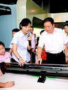 惠州市委书记黄业斌与市民同游惠州科技馆