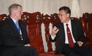 汤世华会见英国机械工程师学会访华团