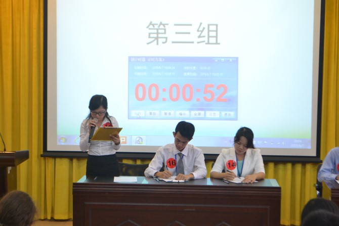 图为江职院学子参加决赛现场。