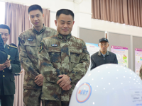 江门蓬江区武装部官兵参观区青少年“创客”活动及科技大赛成果展