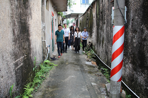 2.区科协一行与当地居委干部前往探望陈老伯