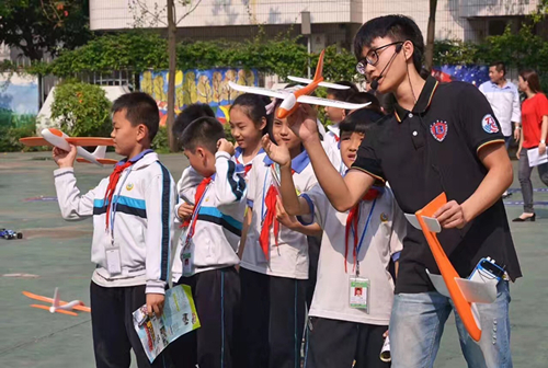 8.省级科技特色学校金珠小学的学生们在兴致勃勃地学习航模操控原理.jpg