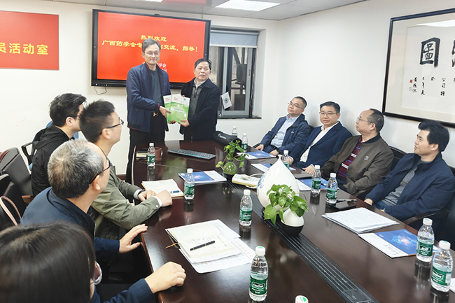 郑志华秘书长向黄瑞松秘书长赠送本会纪念册